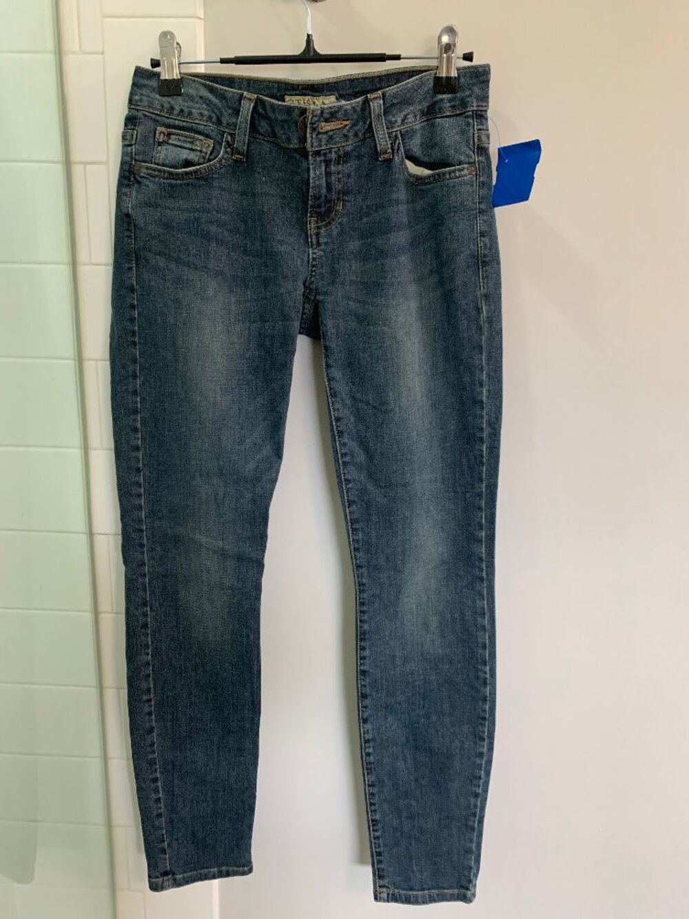 Authentic Guess Los Angeles 1981 Dark Wash Skinny Jeans - size 26  26 X 28